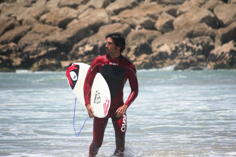 Ricardo Vaz desliza em ondas do mar