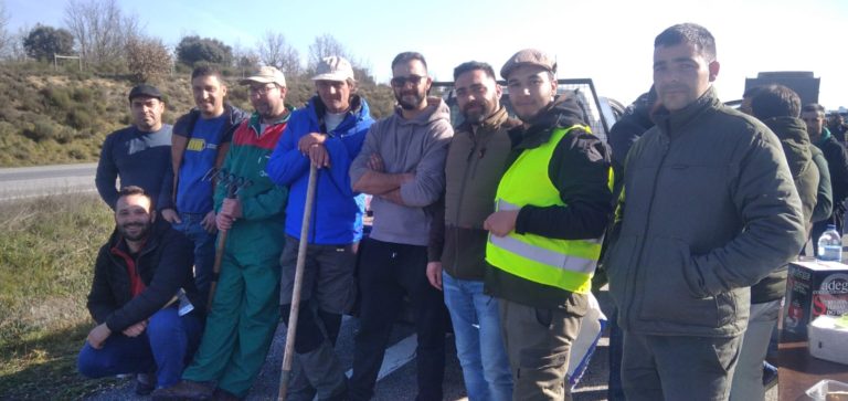 Agricultores cortaram trânsito na A25