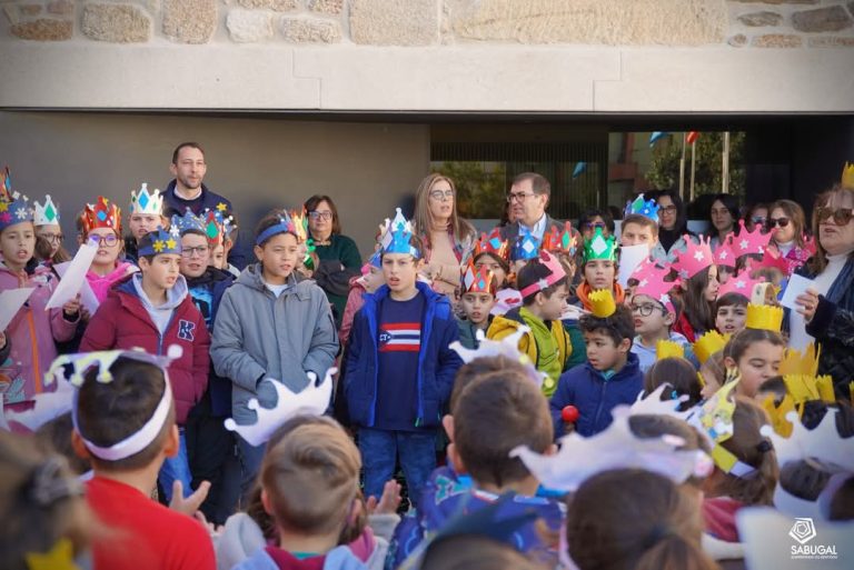Crianças do Pré-escolar e do 1º Ciclo do Agrupamento de Escolas cantaram Janeiras