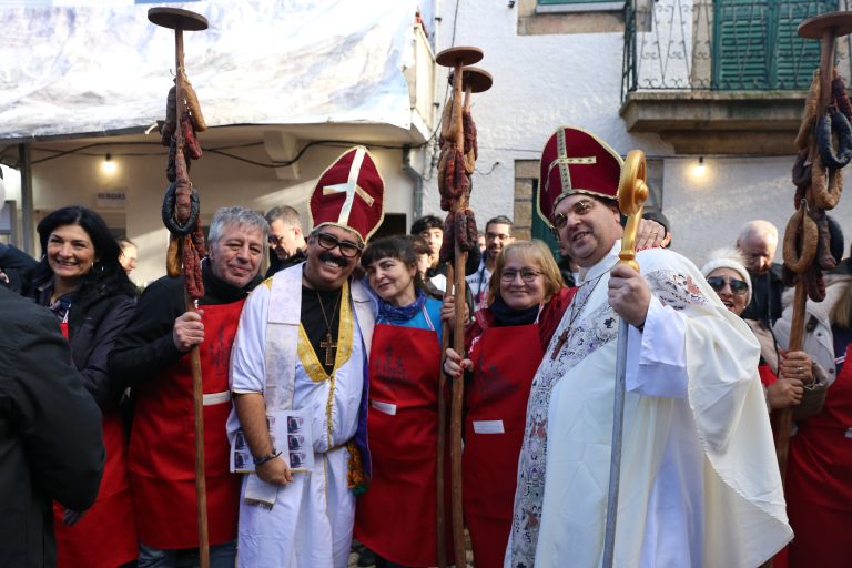 Festa das Varas do Fumeiro regressou a Aranhas para celebrar enchido