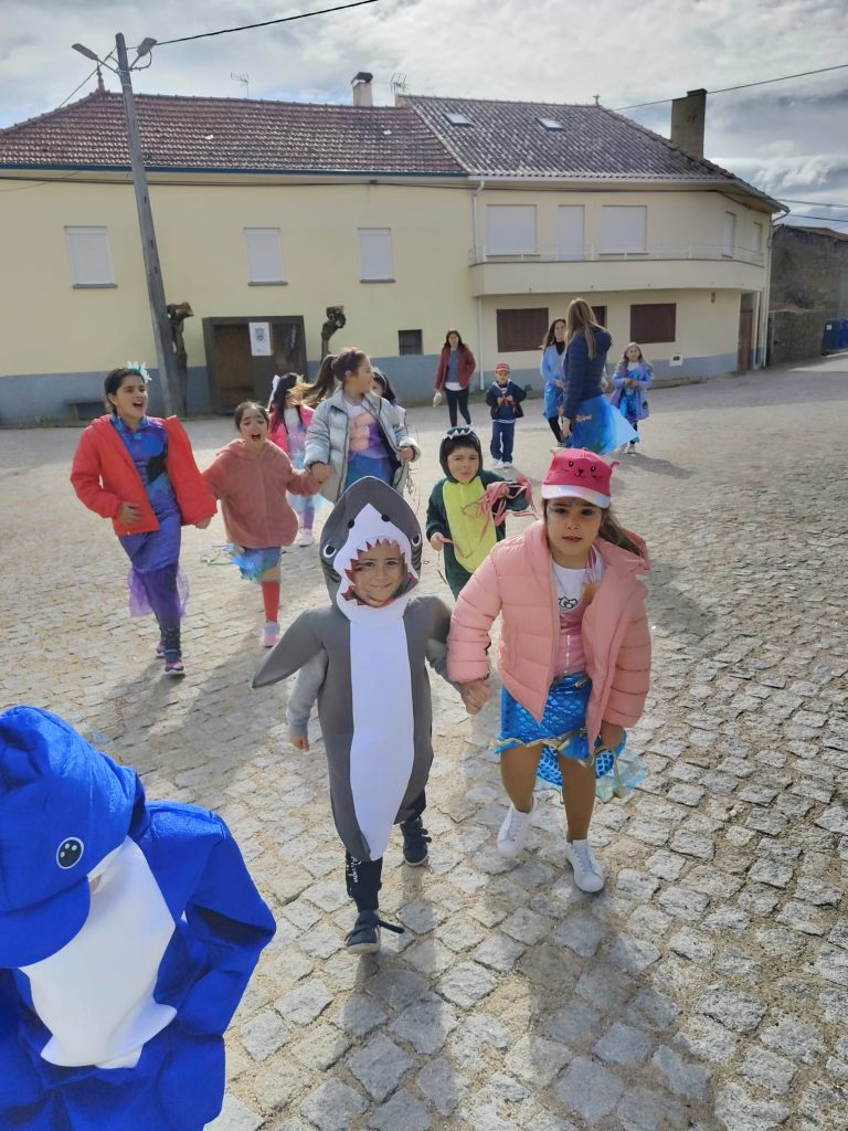 Crianças da Escola de Aldeia Velha festejam Carnaval