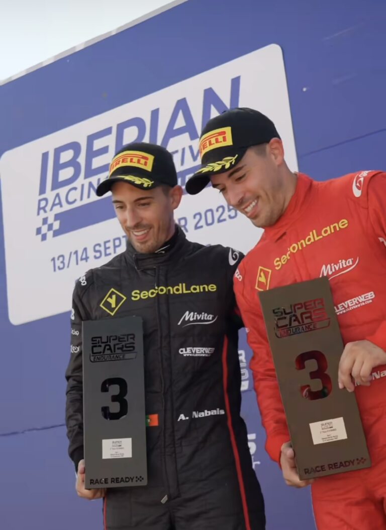 Miguel Nabais e André Nabais, em Valência, atacam as posições da frente do Supercars Iberian