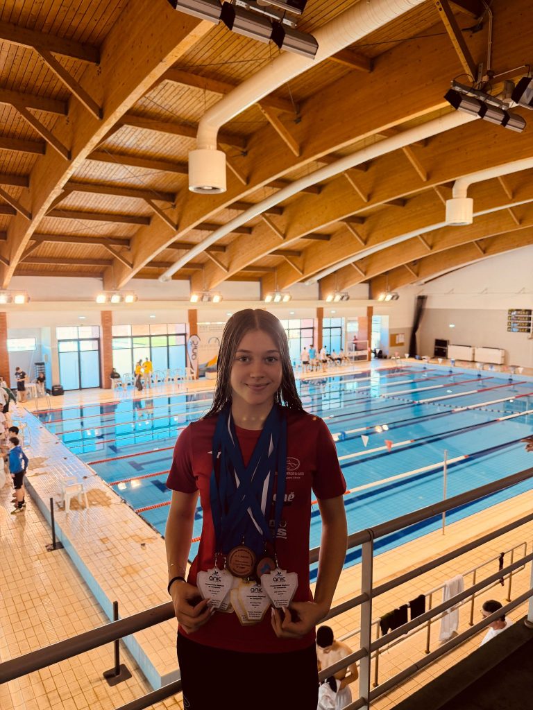 Georgiana Mariana Chirilã, jovem nadadora do Clube de Natação da Guarda, destaca-se em Competições Regionais e Nacionais