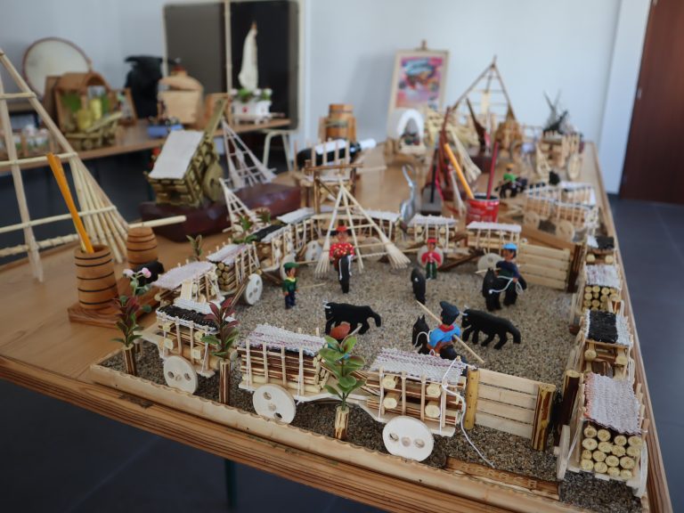 Aldeia do Bispo recebe exposição de artesanato de Francisco Sagaz na Casa do Entrudo