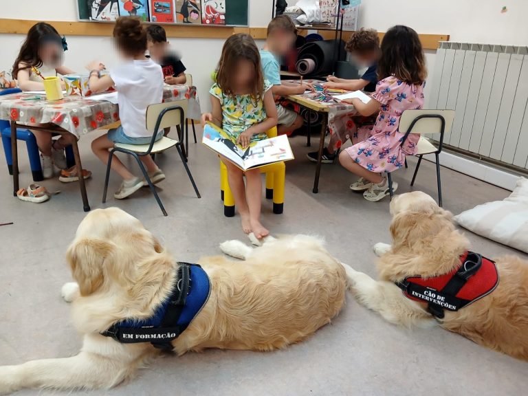 Os ecrãs, a fala e as Leituras Assistidas por cães