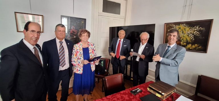 Confraria do Bucho Raiano agraciada no Porto