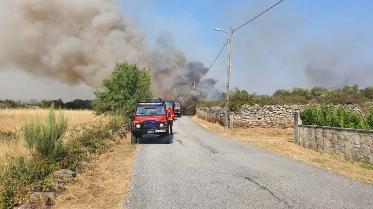 Incêndio da Cerdeira continua ativo