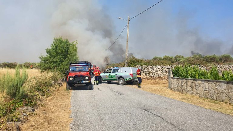 Incêndio continua por dominar